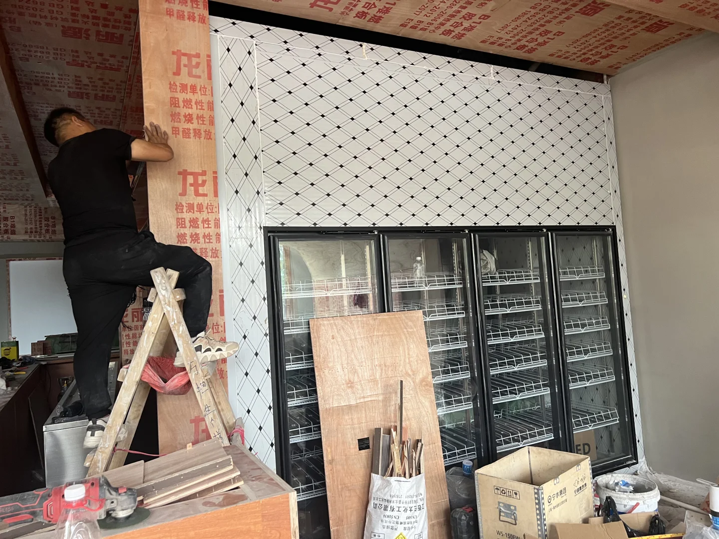 精酿小酒馆设备安装调试中