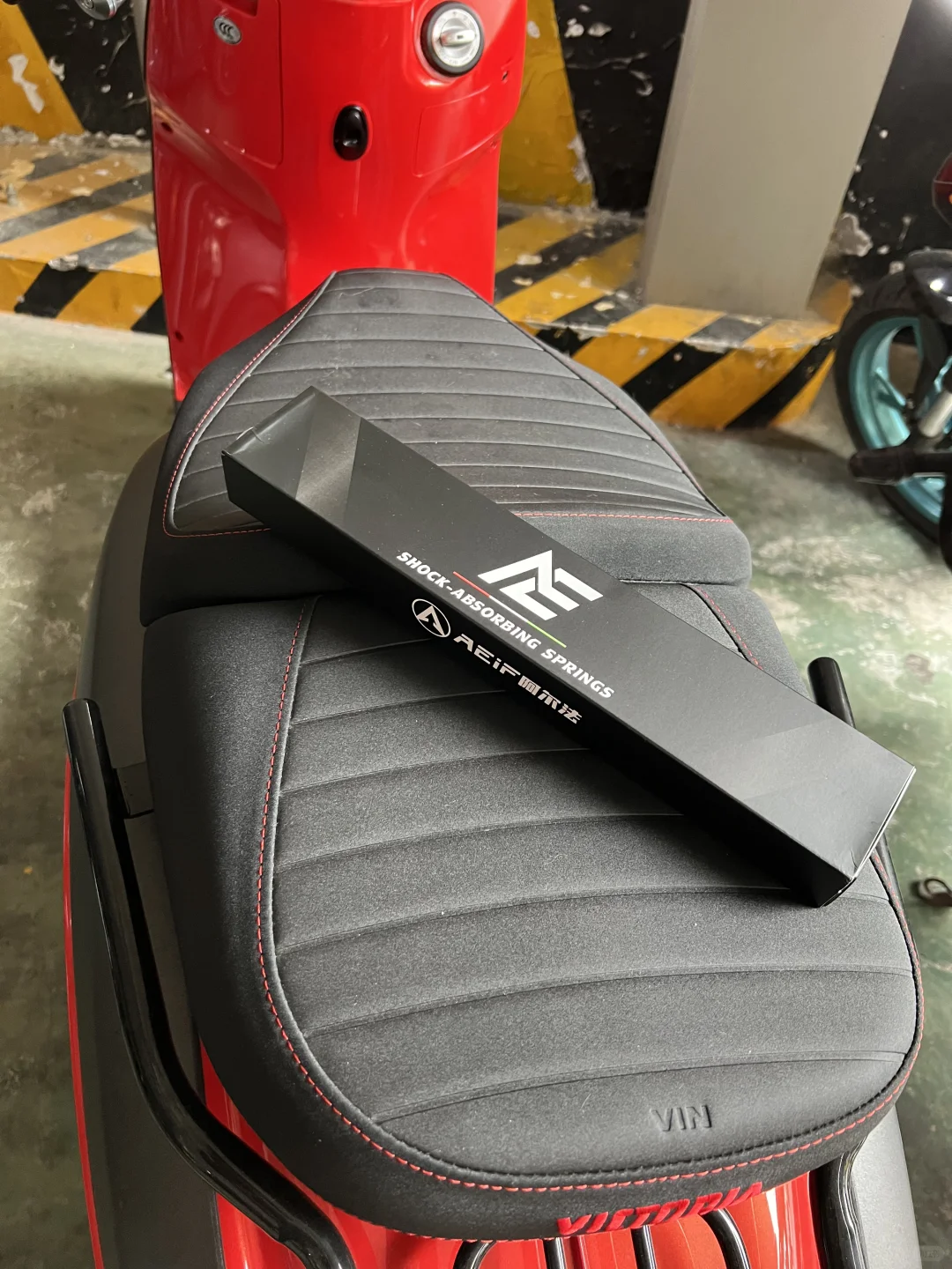 24款维多利亚更换前避震弹簧