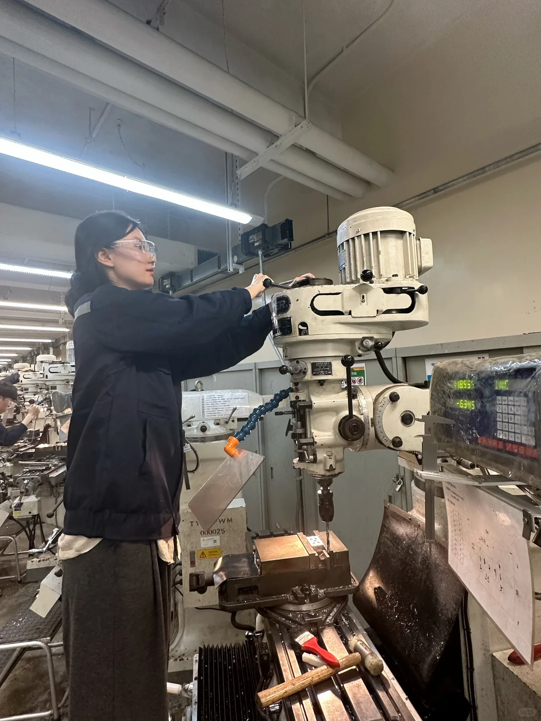 左划助力该机械女变美