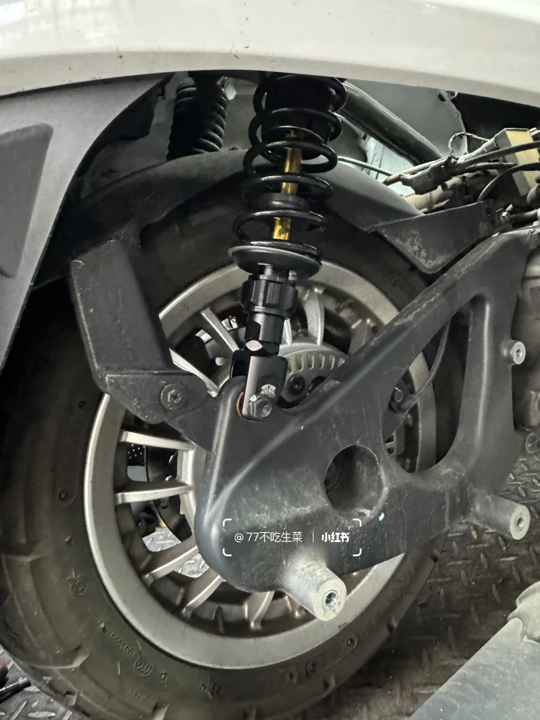 小美终于把避震换了