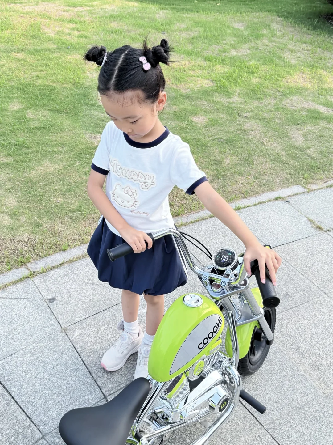 人类幼崽也骑上「哈雷」啦?小区炸街王来咯?