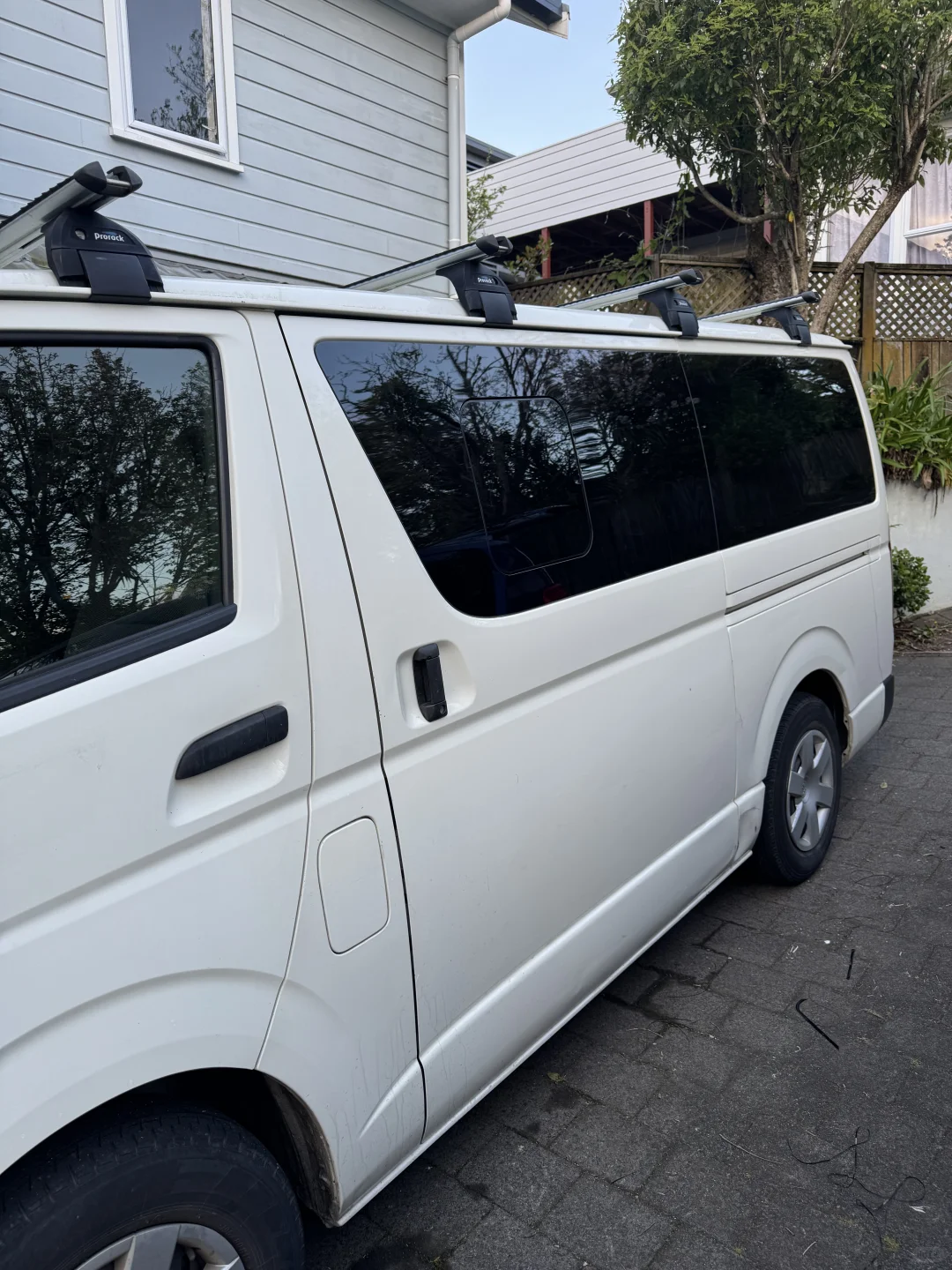 丰田hiace工具车全车隐私隔热太阳膜施工中