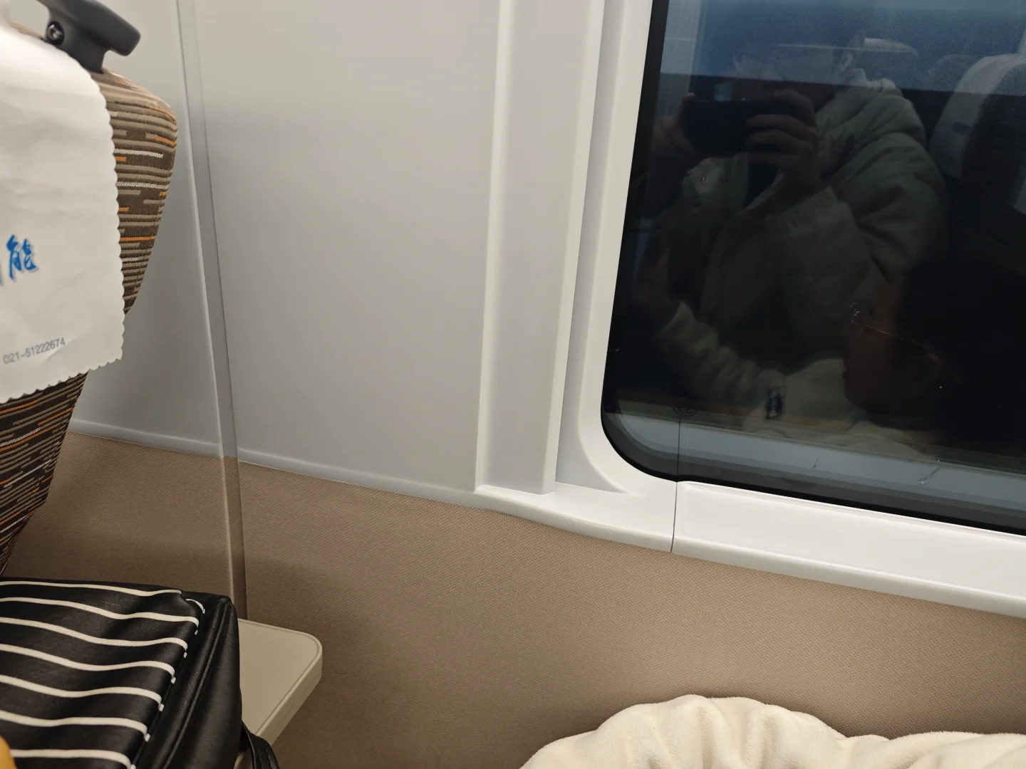 有谁知道高铁上用的这个白色塑料是什么品种