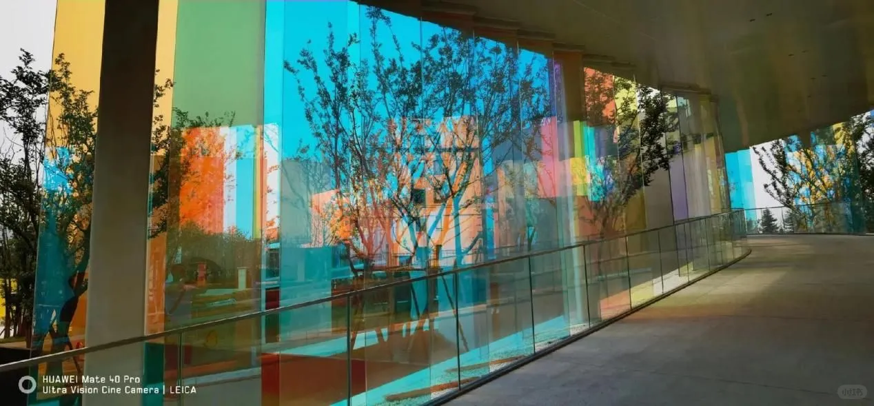 炫彩玻璃怎么在不同光线下呈现出不同的效果