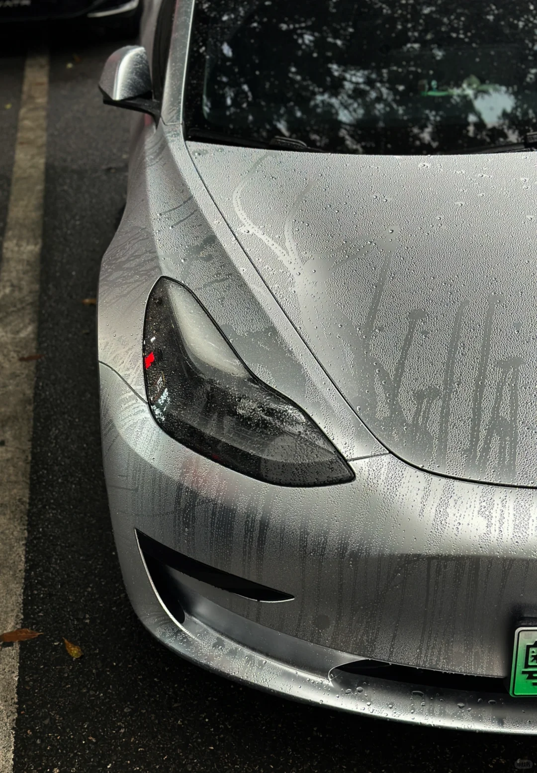 “雨天下，质感的神和鎏彩的光”