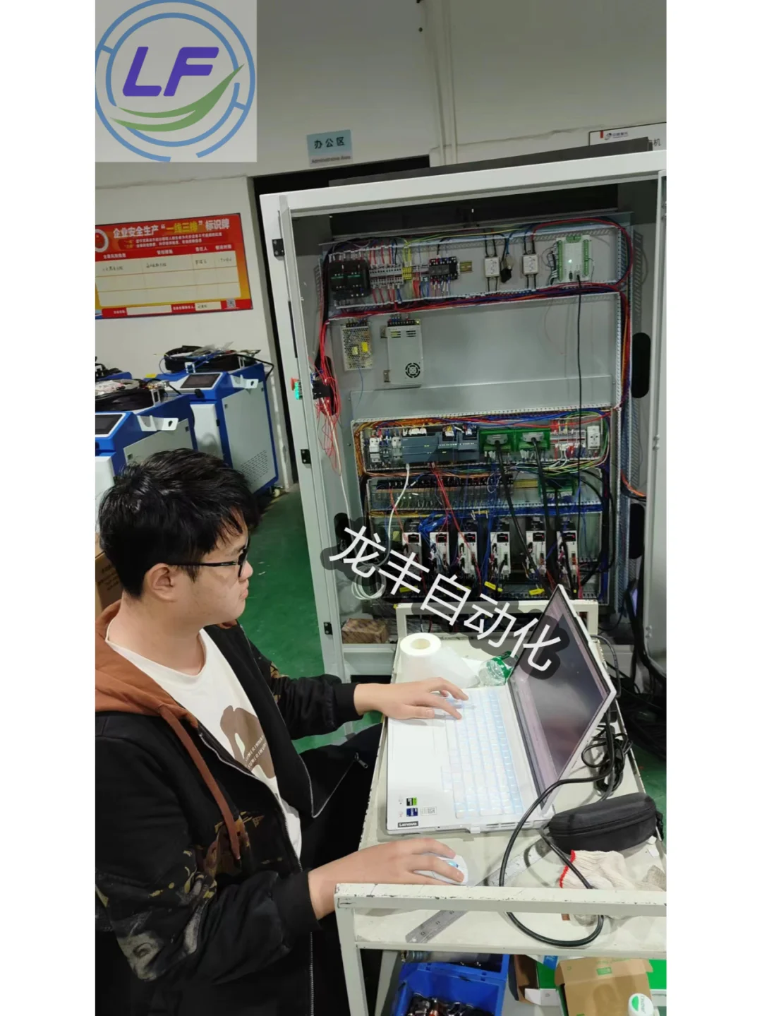 凌晨了，他们还在为客户调试设备