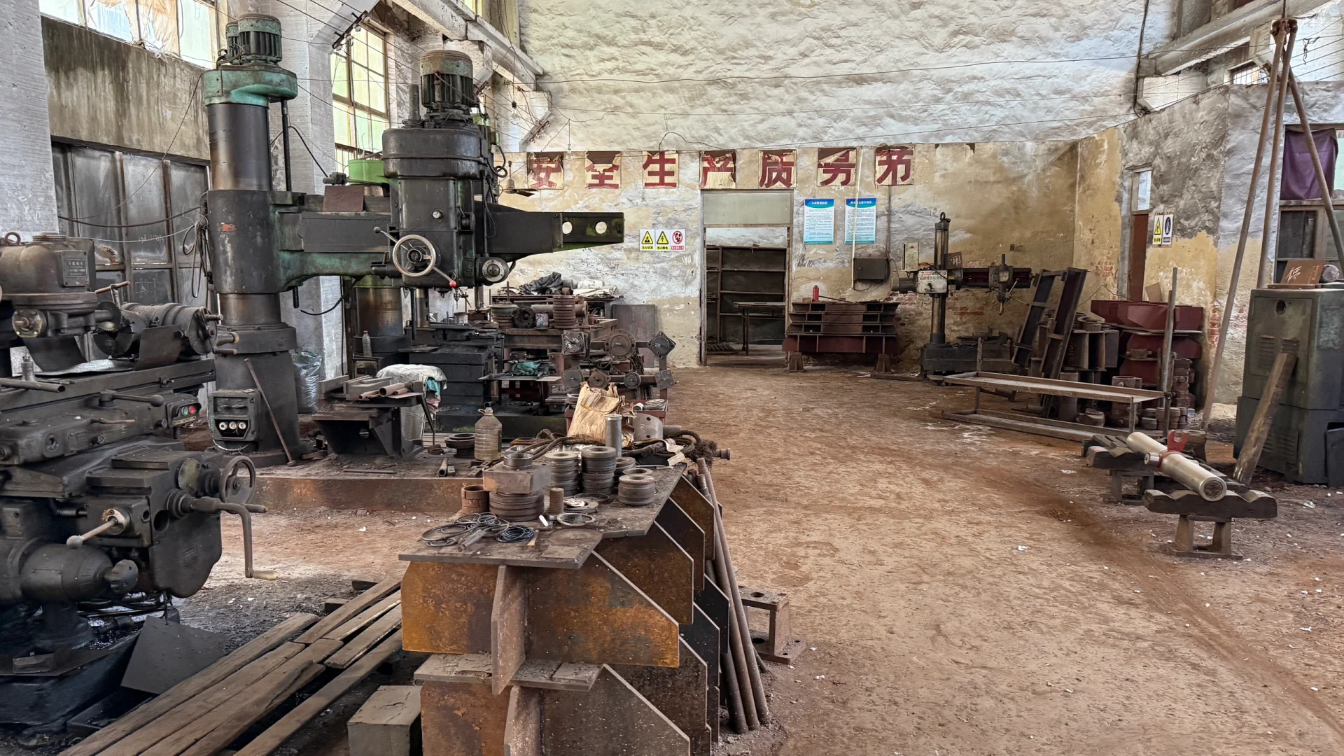 怀旧复古年代感机器车间老设备老工厂高清图