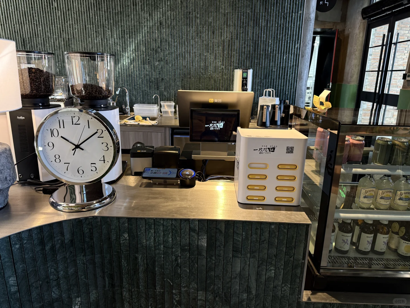 旧厂换新颜-钢架上的绿藤光阴