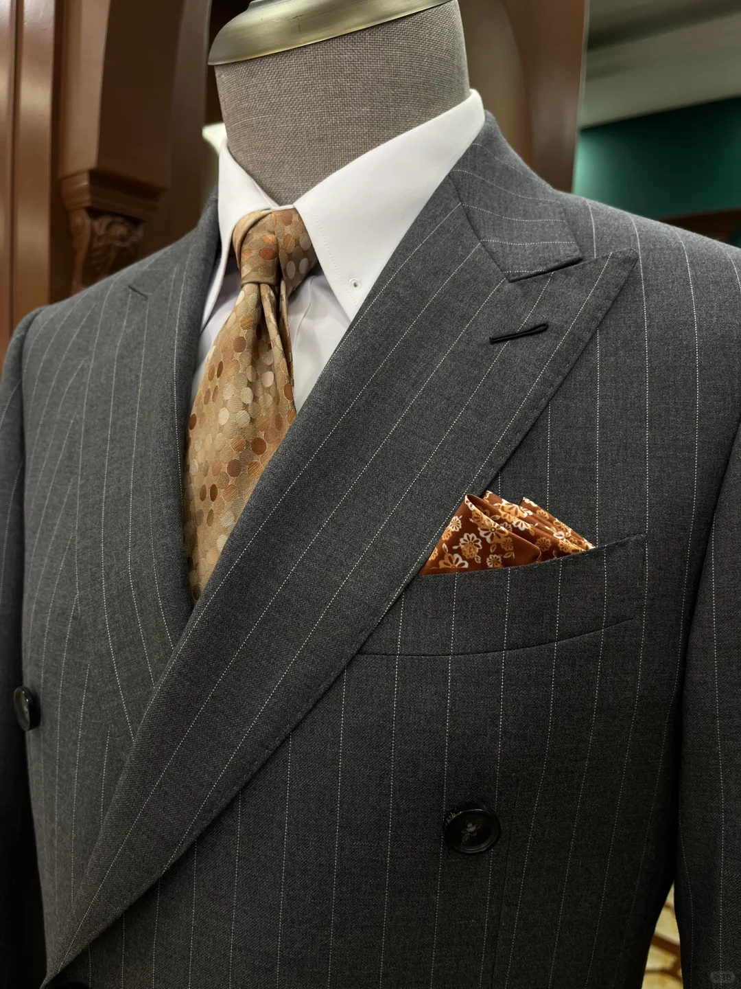 伊宁西装定制｜把“量身”焊在细节里，显瘦10斤