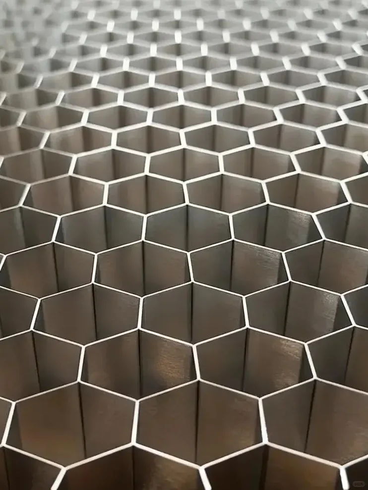 家的温暖持久守护秘籍？选零醛环保的蜂巢铝蜂窝板