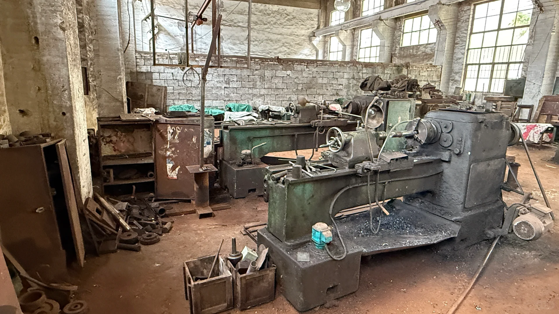 怀旧复古年代感机器车间老设备老工厂高清图