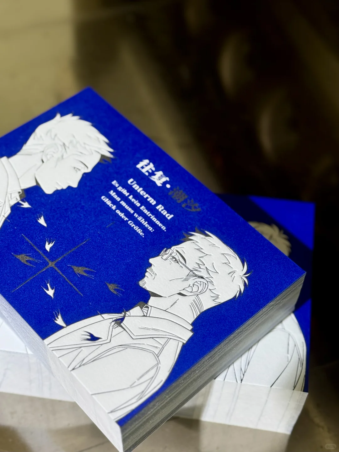 一张浓烈的克莱因蓝