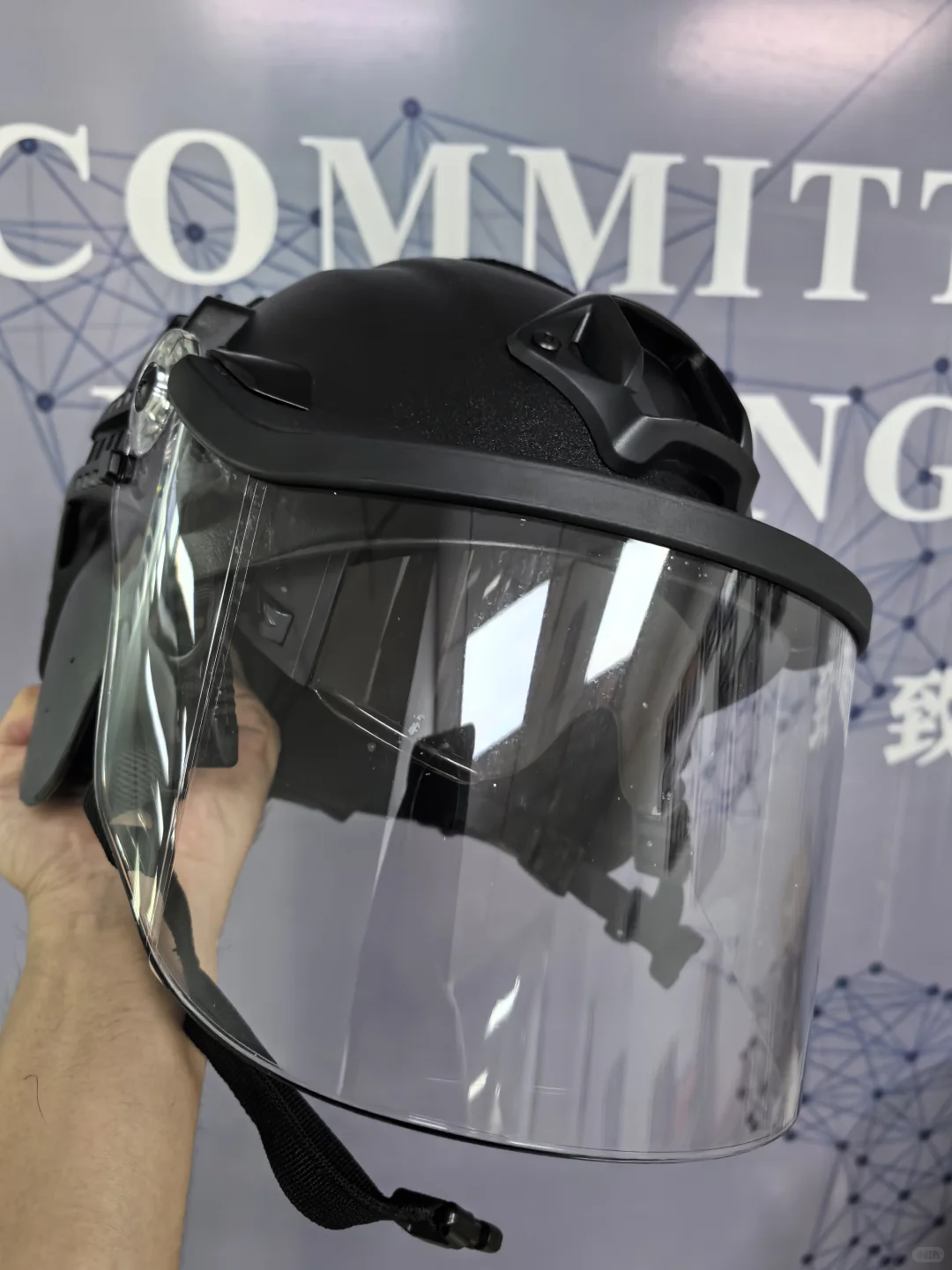 这样子的防弹头盔帅吗？？？