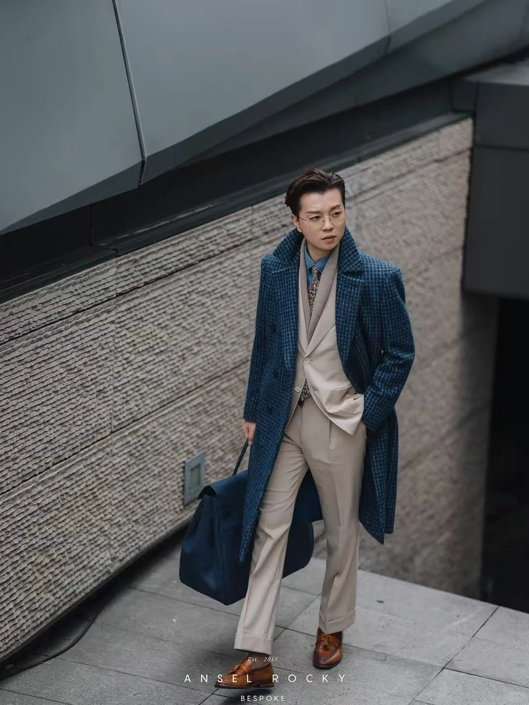 氛围感还得是大衣，藏蓝格叠穿独一份的高级