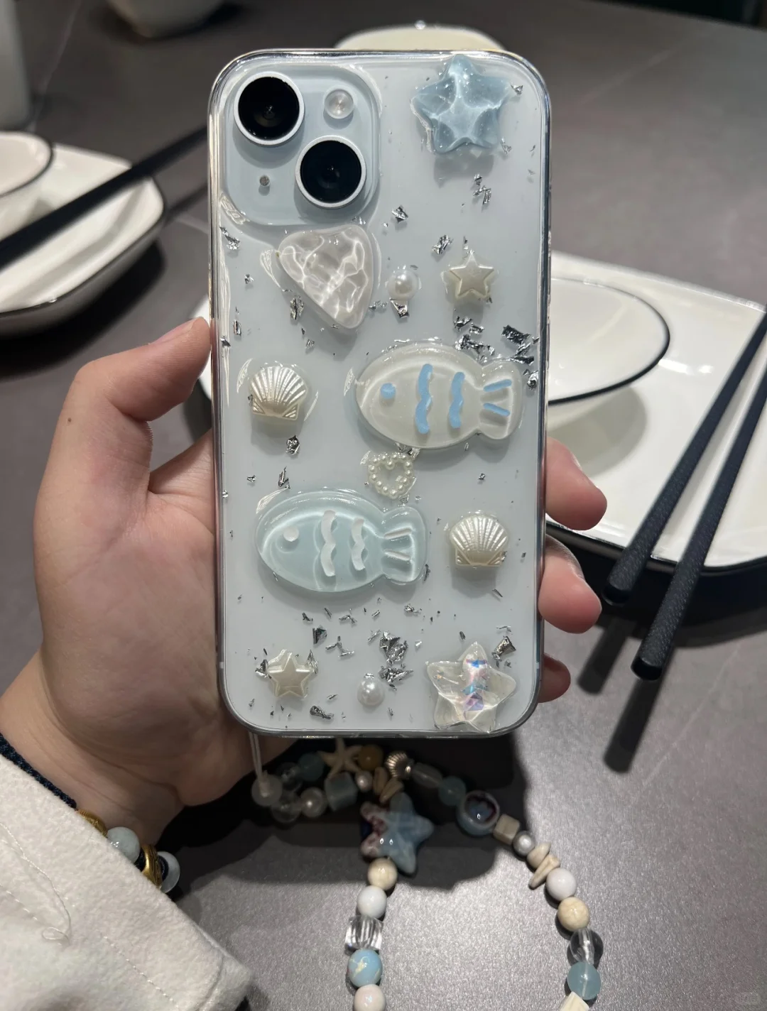 海边挖宝！十几块的滴胶手机壳美到想封神?