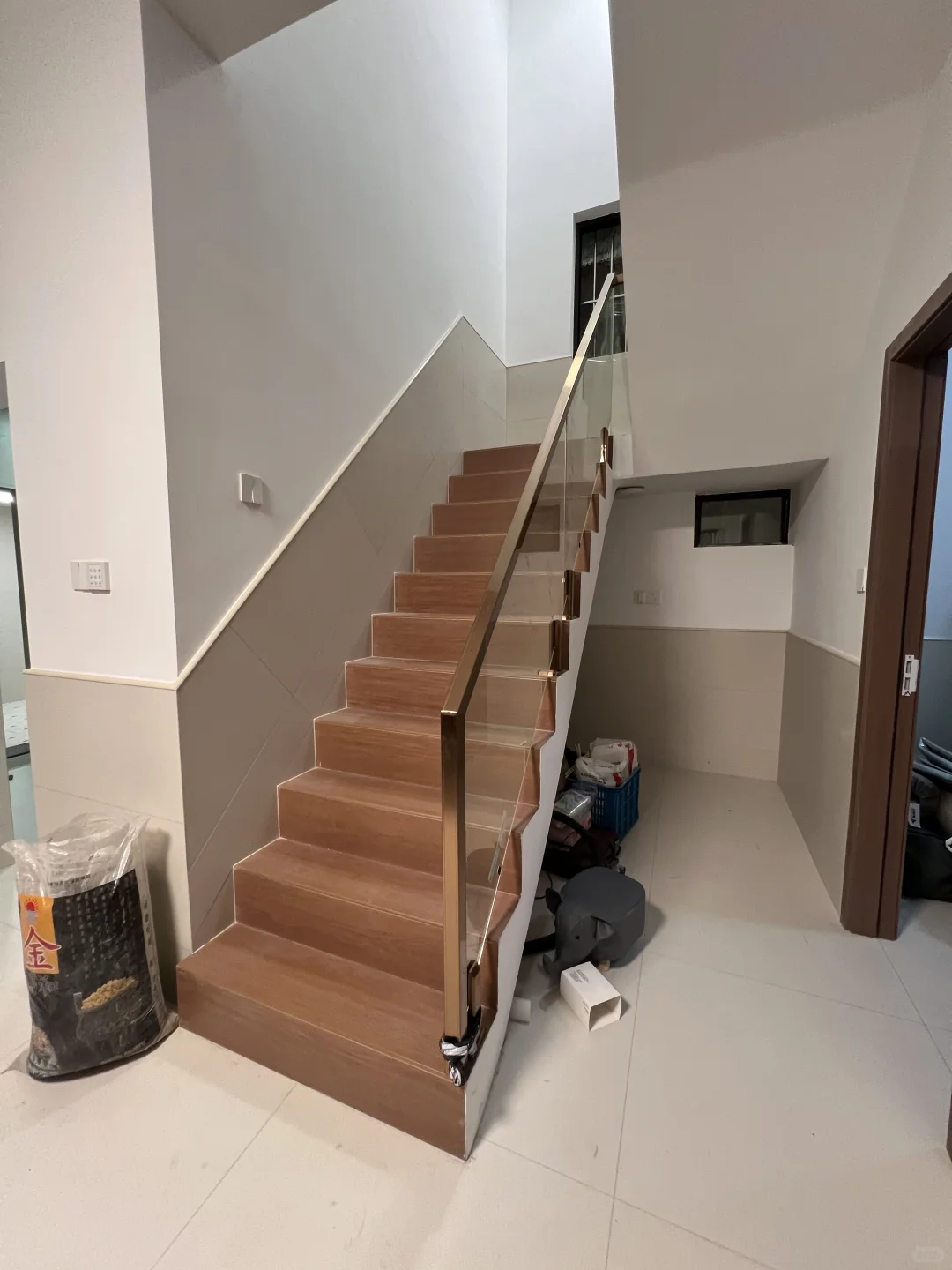 楼梯空间比较窄选这款偏心脚柱玻璃款就对了