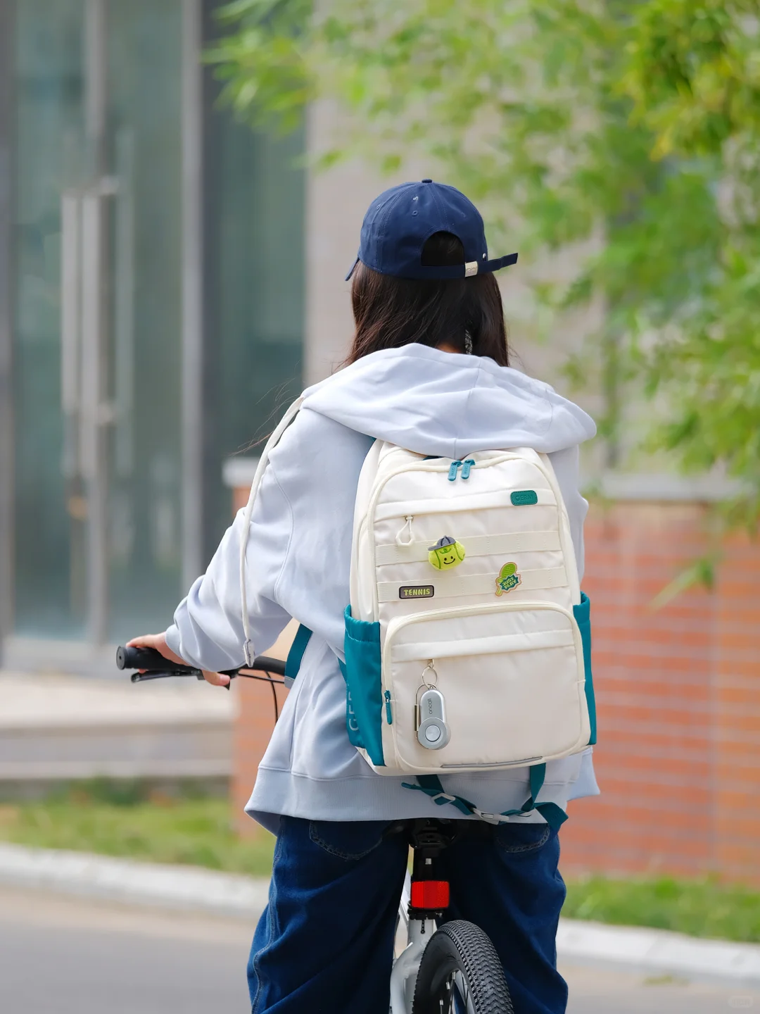 初中生独自上下学,这“保镖”焊她书包上了