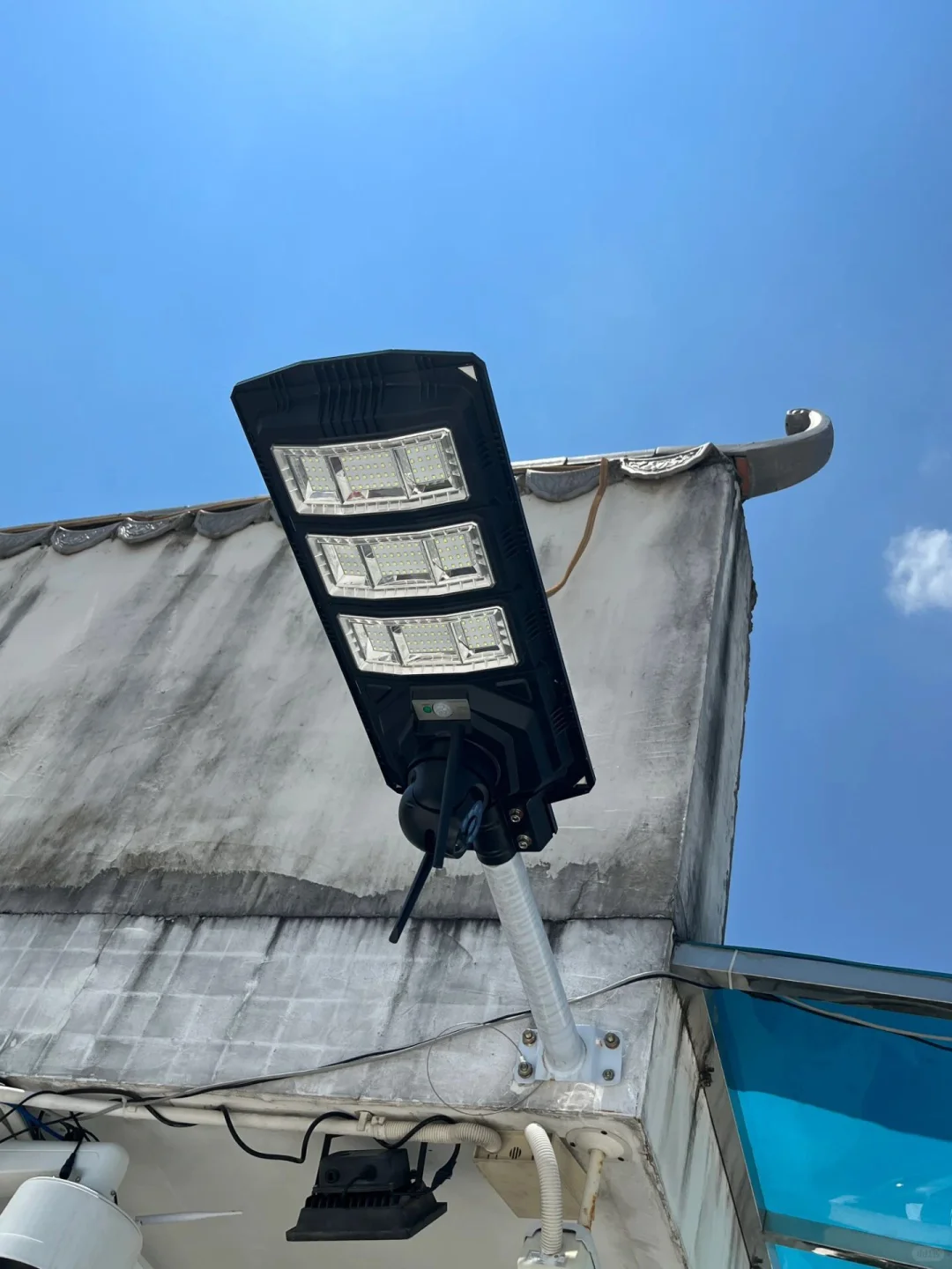 都在找太阳能监控路灯二合一吗