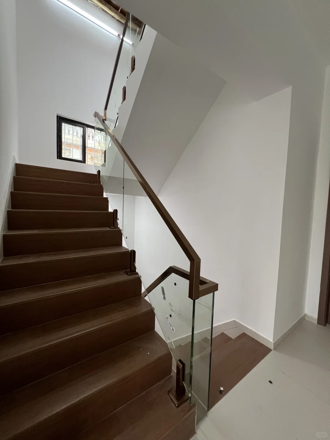 楼梯空间比较窄选这款偏心脚柱玻璃款就对了