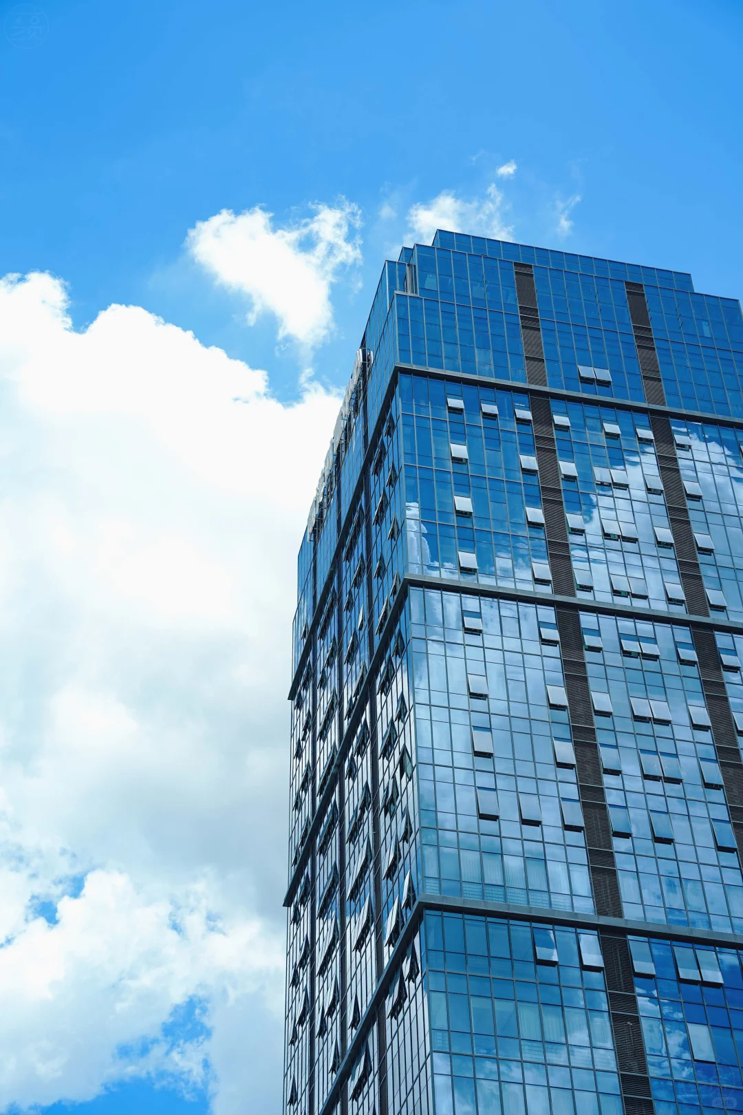 晴空下的玻璃幕墙