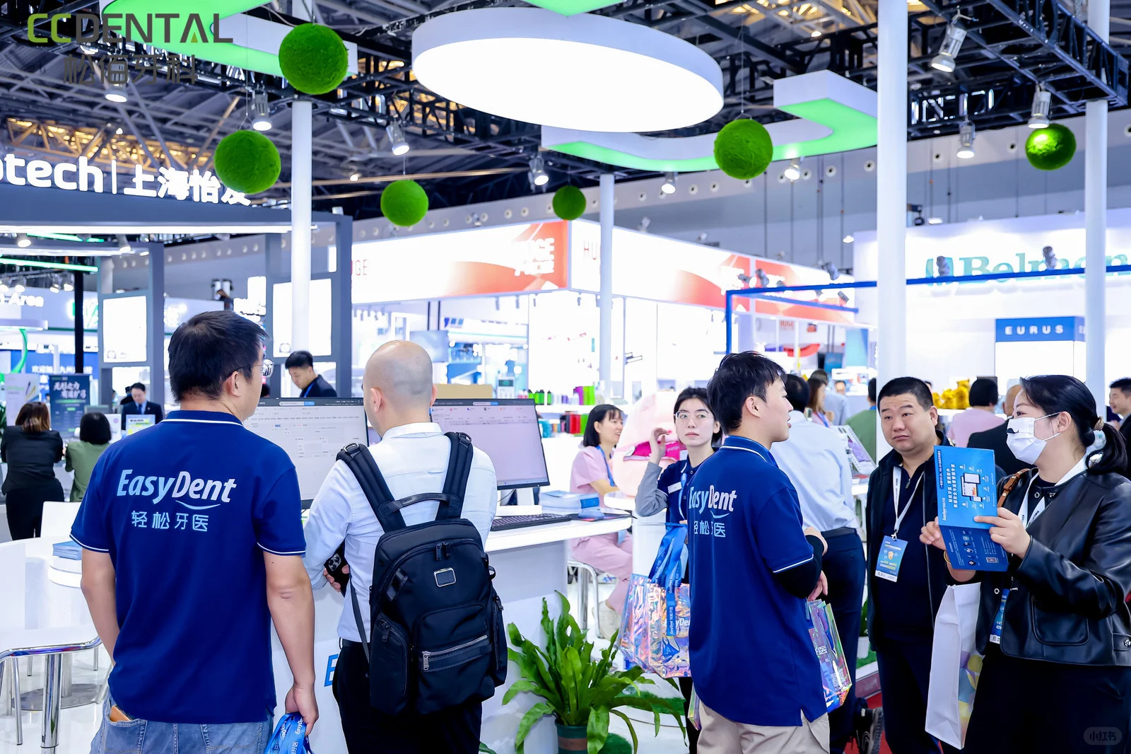 轻松牙医亮相2025上海国际口腔展!好多人啊!