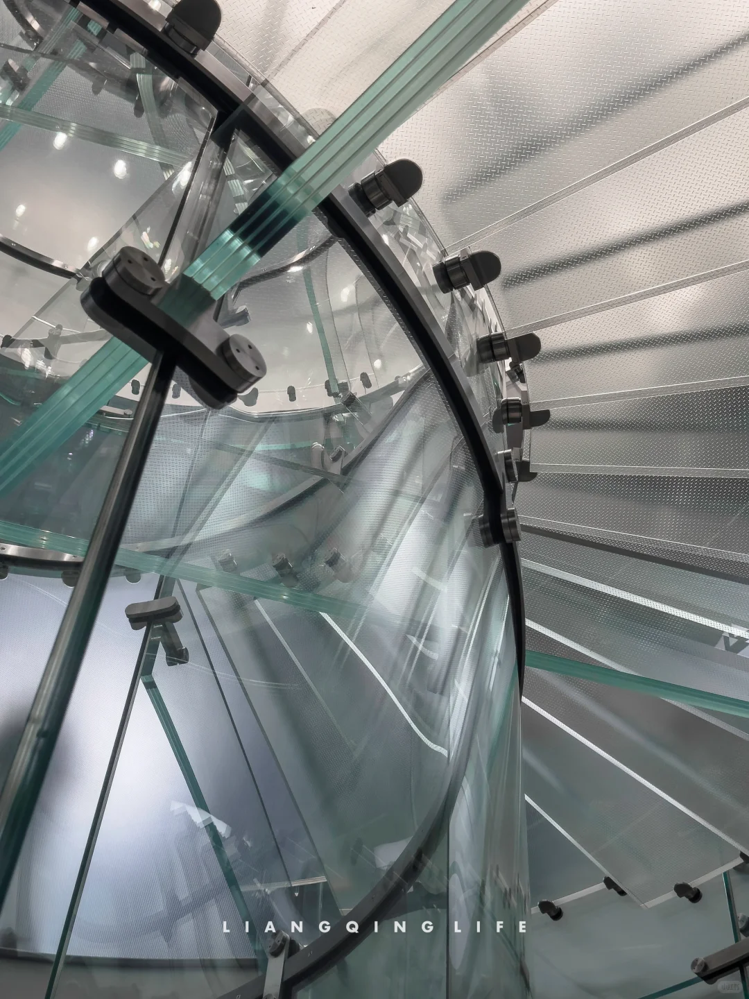 Apple店的玻璃比产品高级