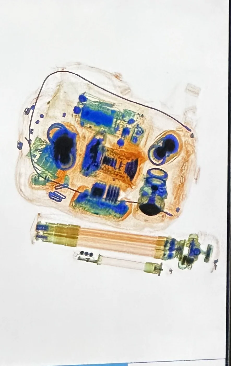 相机和镜头过地铁安检X光