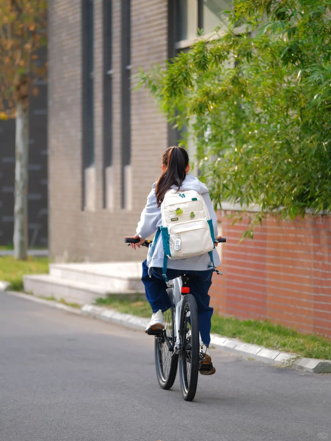 初中生独自上下学,这“保镖”焊她书包上了