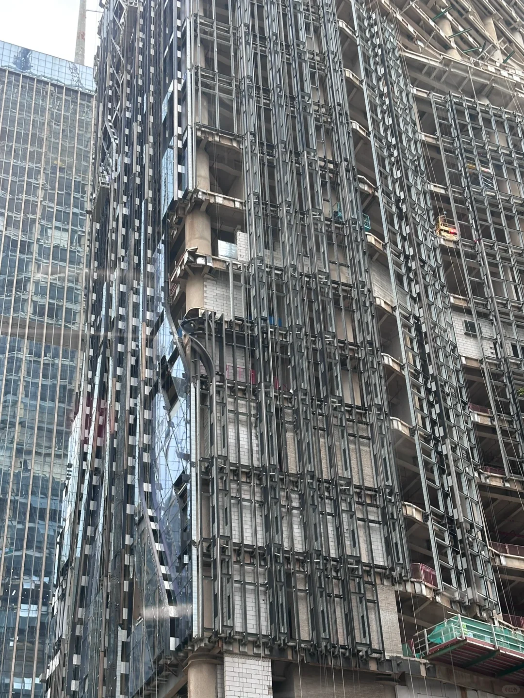 扎哈事务所设计的楼,真的很费玻璃