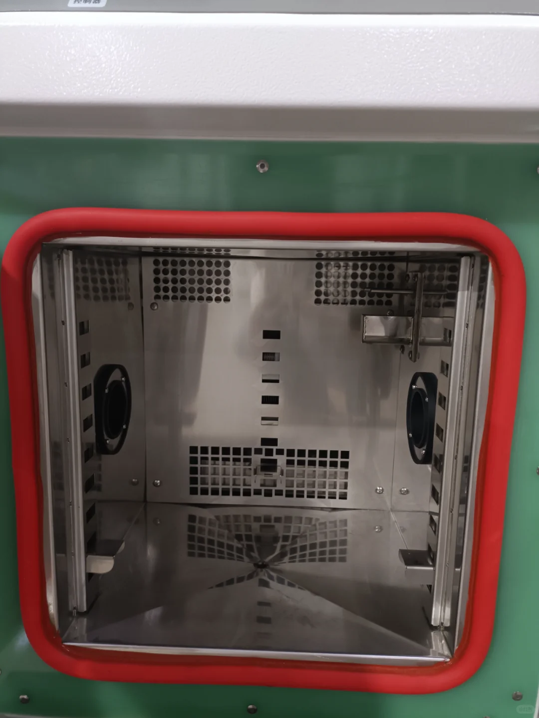 关于我们工厂的专利设备，桌上型恒温恒湿箱