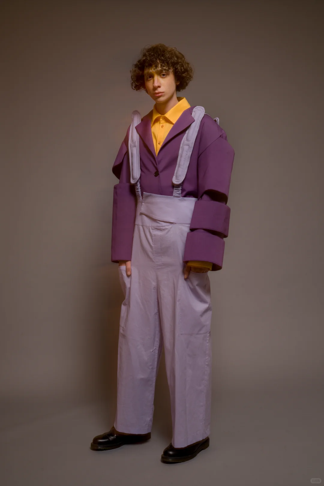 立体结构剪裁袖子的小紫西装