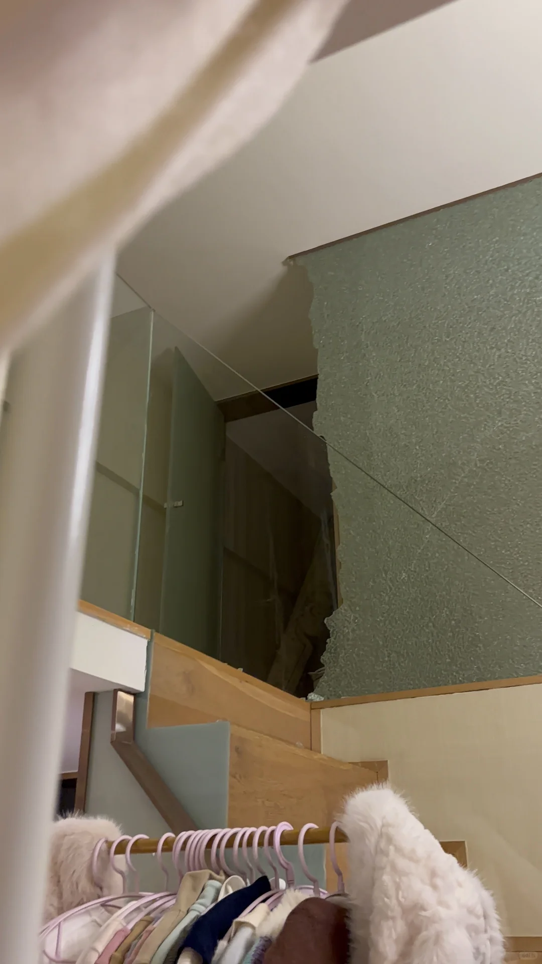 余杭欧美金融城睡睡觉一整个玻璃炸了