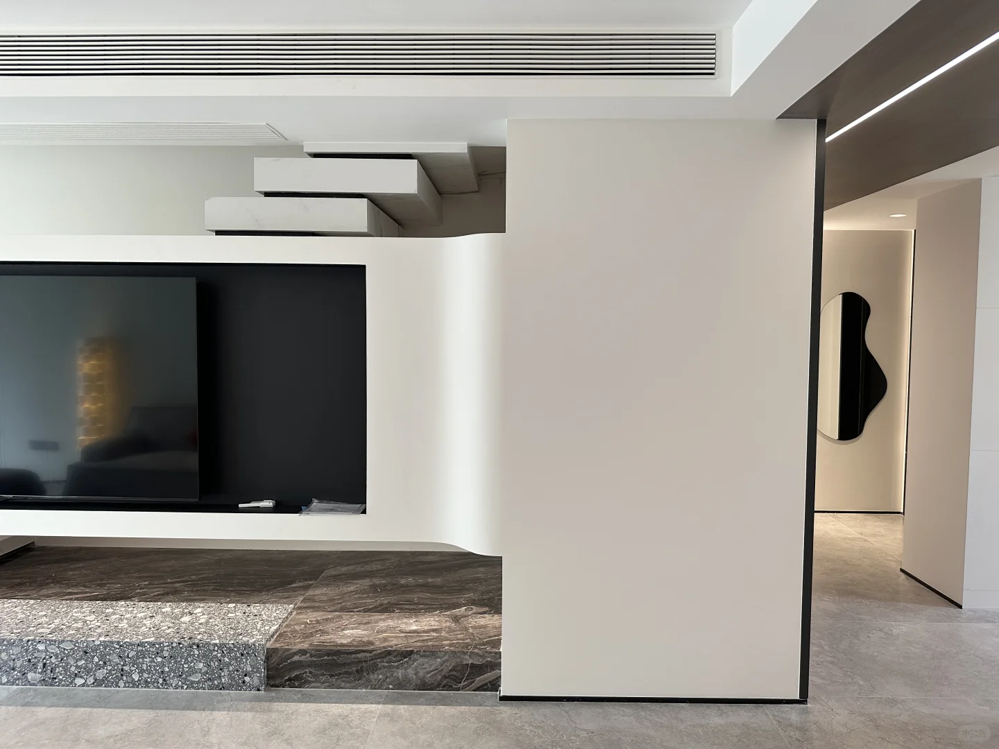 欢迎来到我家客厅的C位—斯卡帕楼梯电视墙