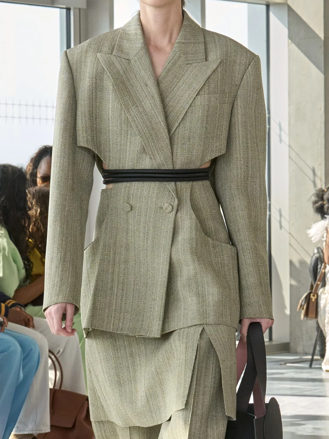 西装趋势中的「宽肩收腰」转向