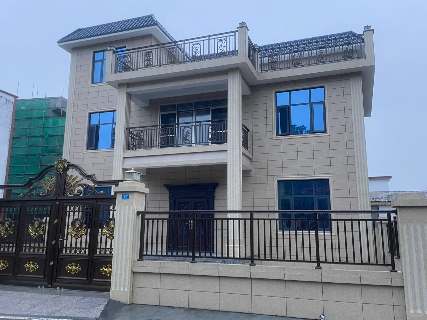 自建房断桥门窗案例颜色对比效果那个好一点