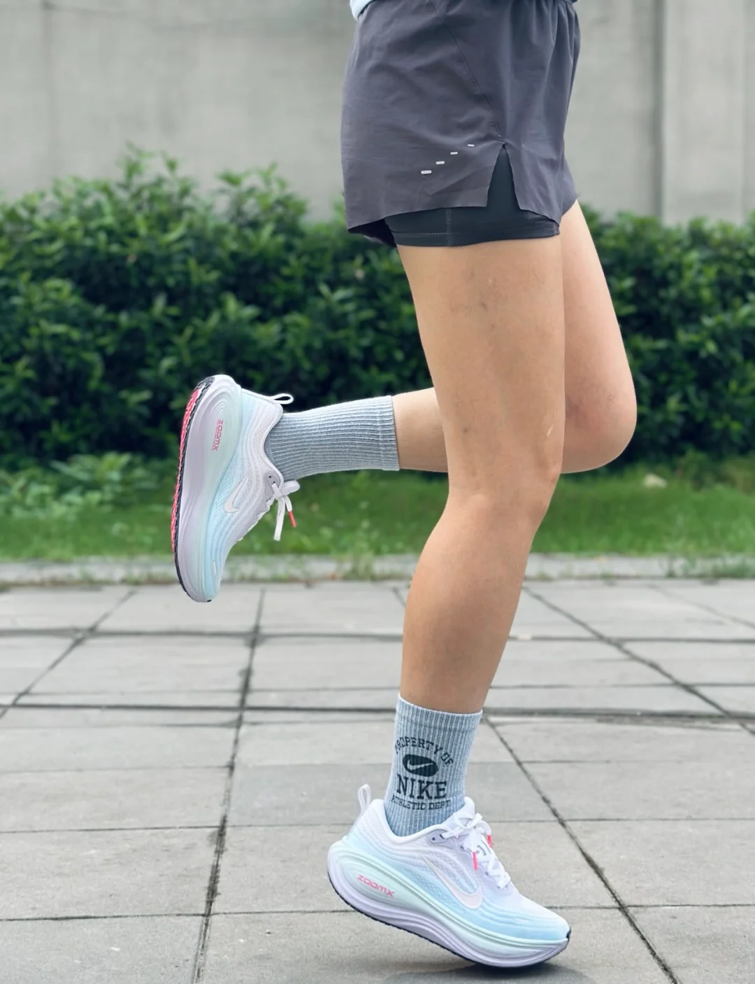 哇…会变色的跑鞋?