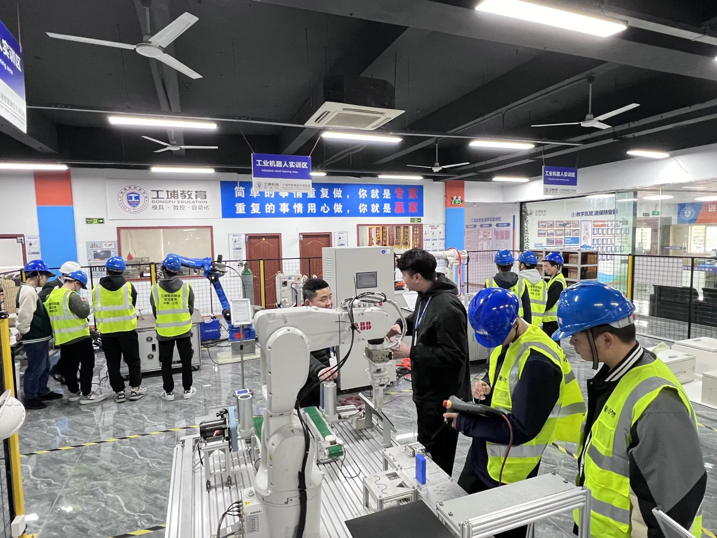 本科卷不过？我 “回炉” 职校后月薪翻倍！