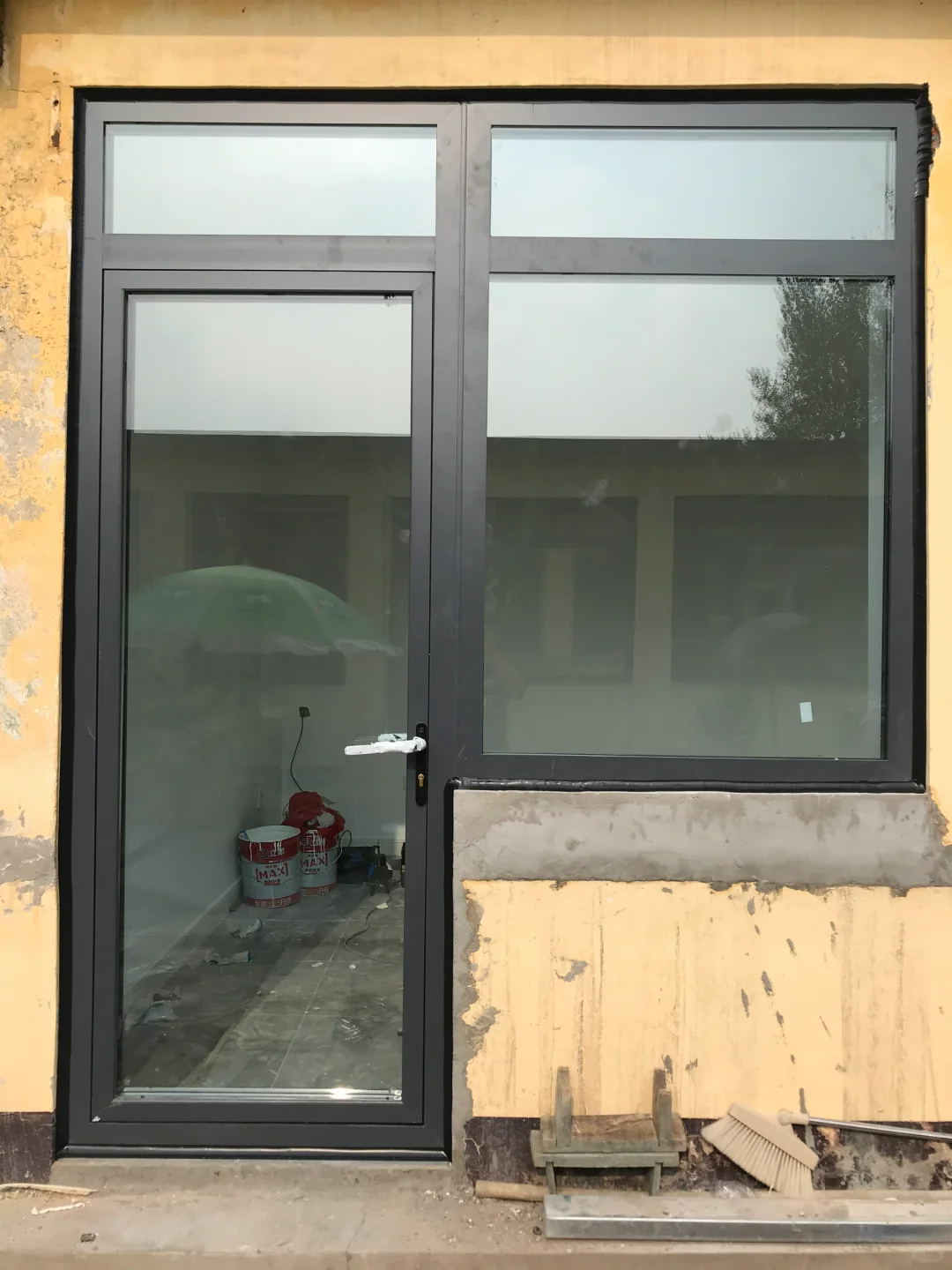 深灰色，经典7024哑光色-断桥铝窗