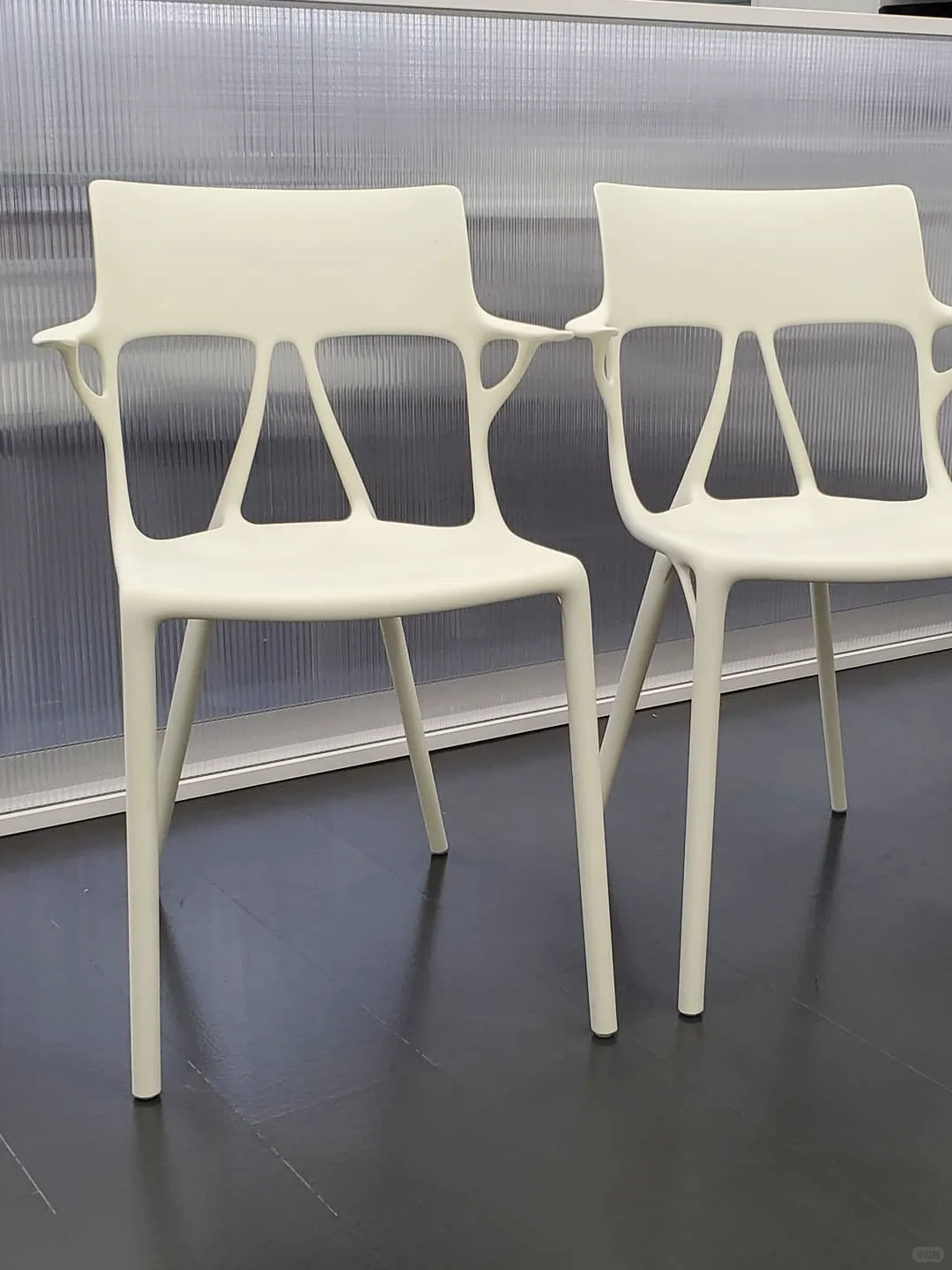 ??Kartell A.I.椅 | 坐入未来的流动符号