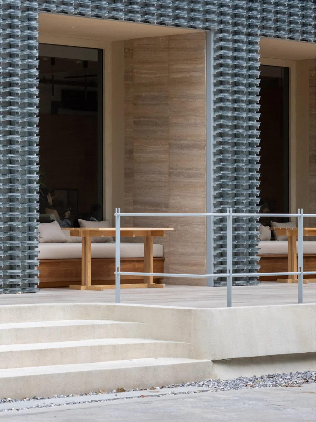 一块掰两半?玻璃砖还能这样做立面