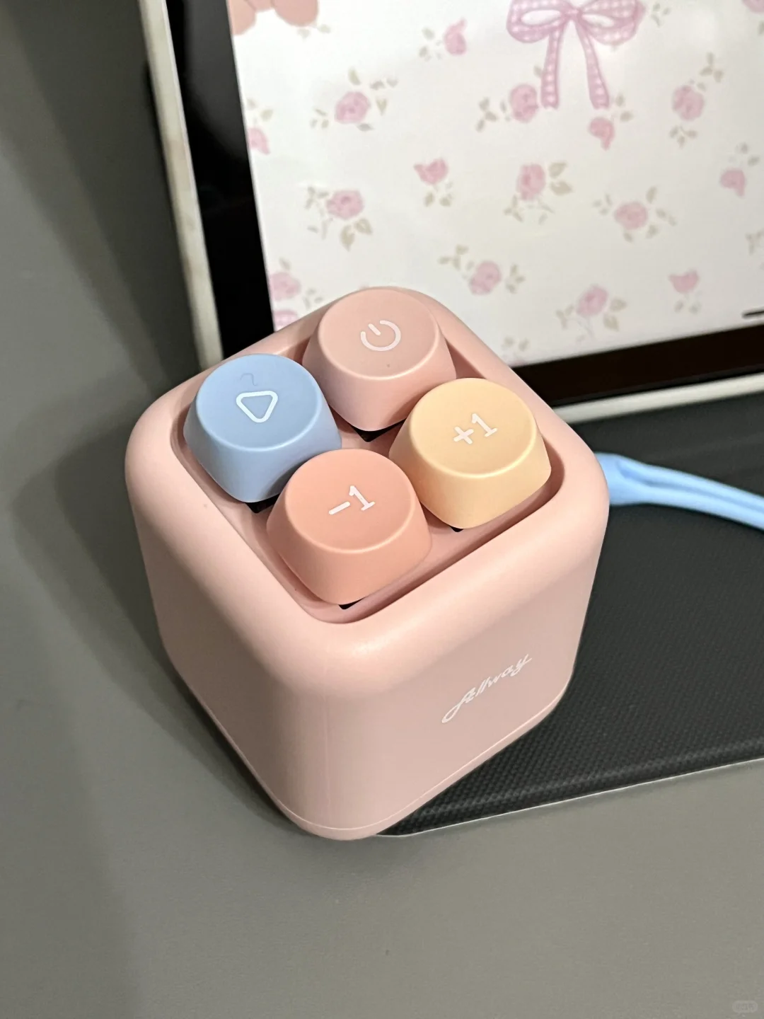 我勒个解压音箱！按起来好爽！！