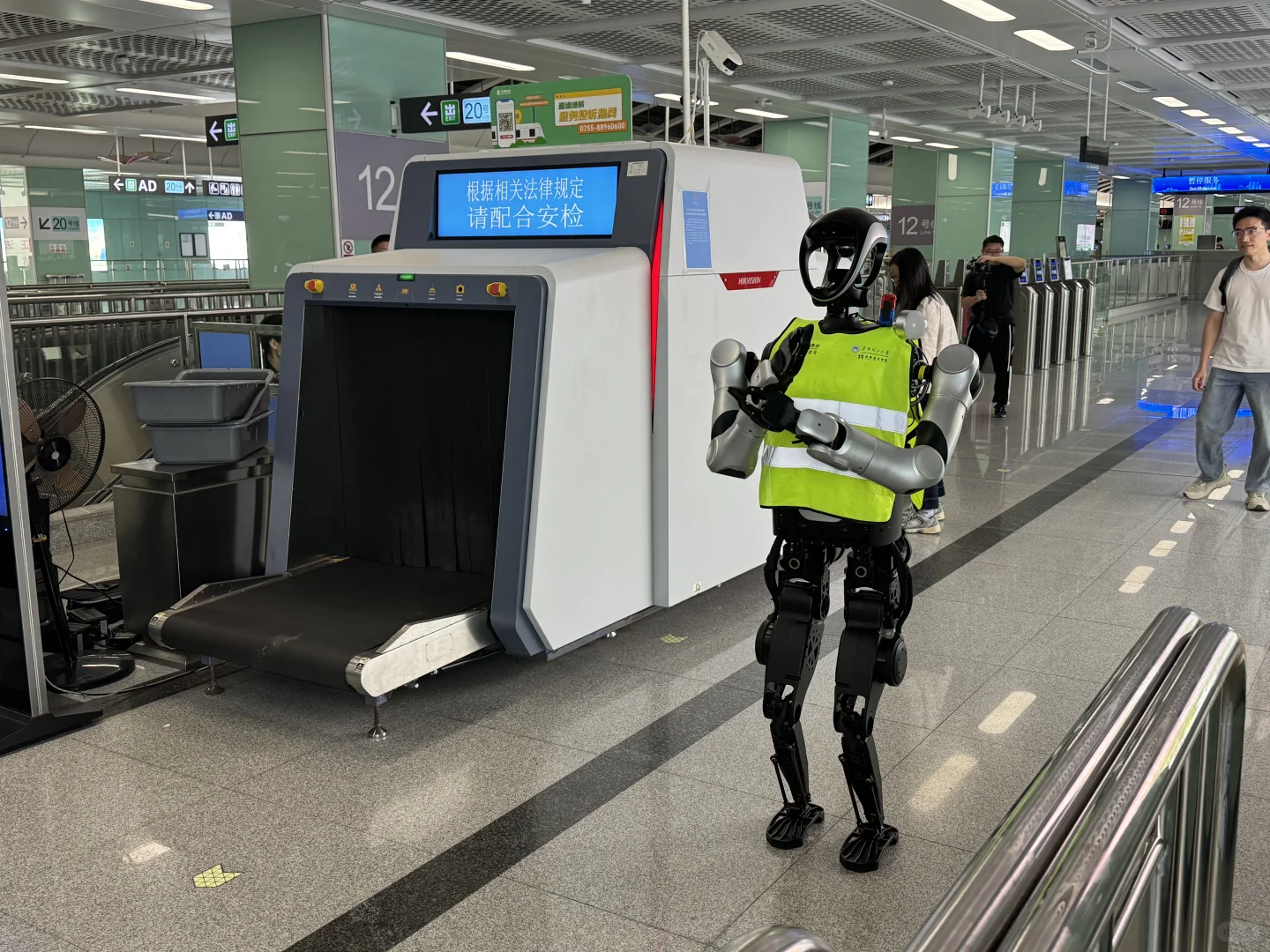 机器人已上岗地铁安检员？！给我吓一跳