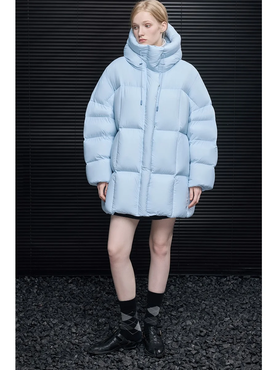 蓝色连帽加厚羽绒服