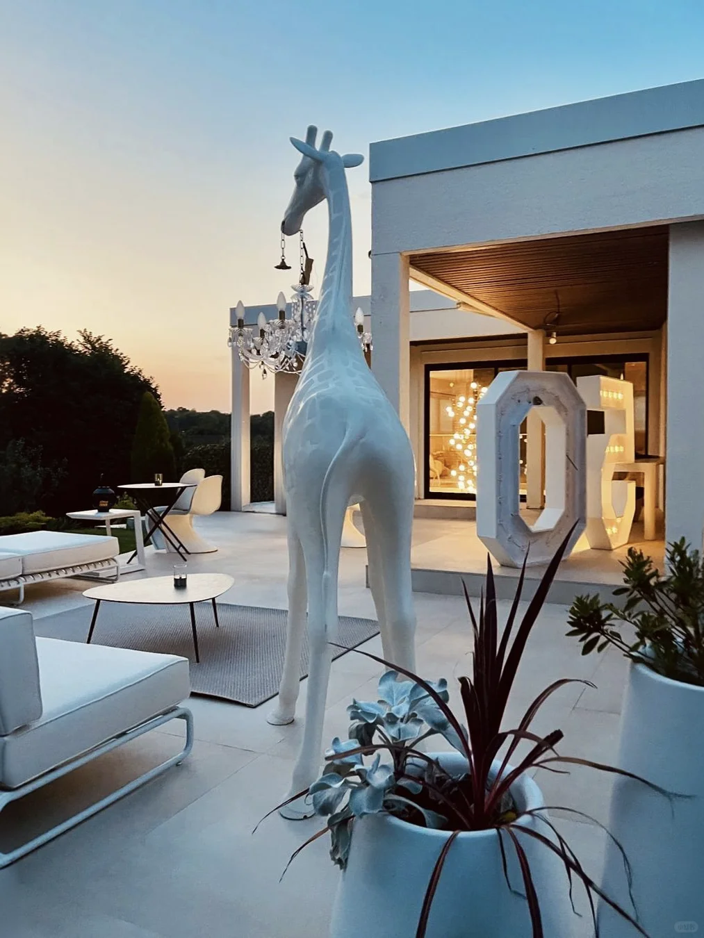 Qeeboo长颈鹿将非洲草原的优雅凝入家居空间