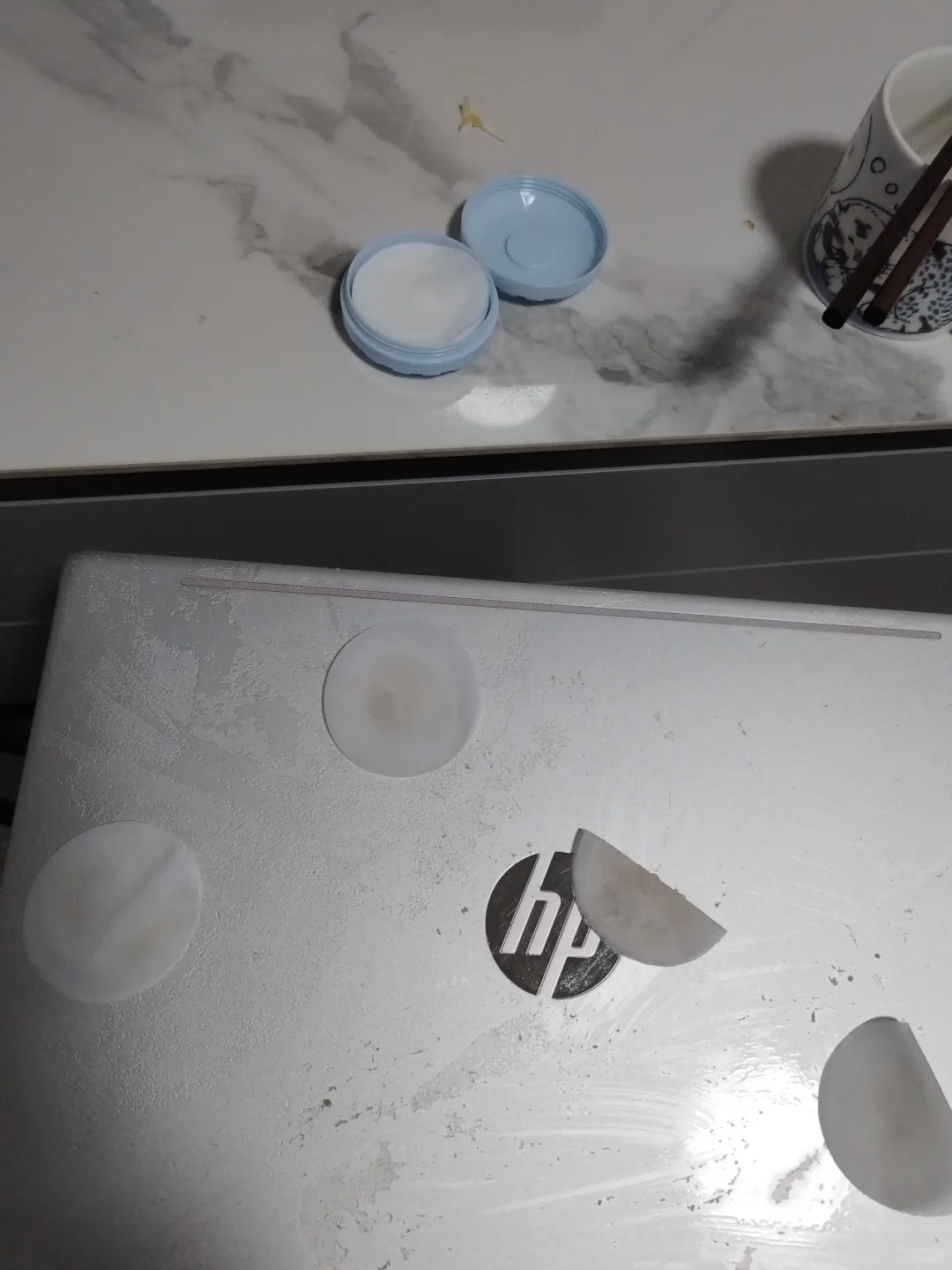 给电脑贴了膜几年后外壳发现变色了