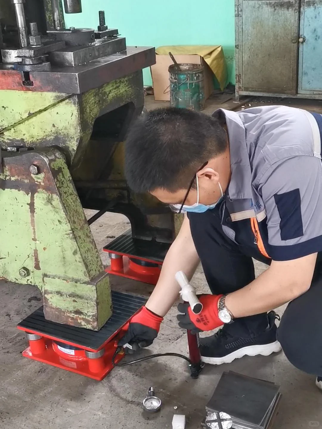 被工厂冲床的剧烈振动搞到头大？?