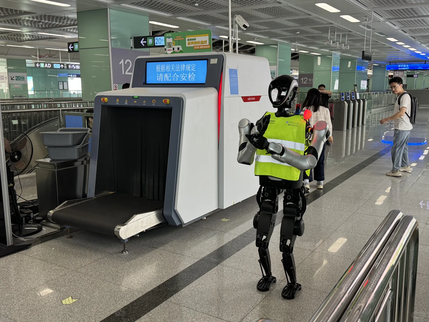 机器人已上岗地铁安检员？！给我吓一跳