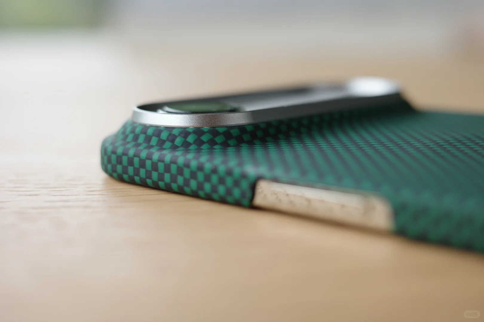 iPhoneAir:一台握着像超薄饼干的手机