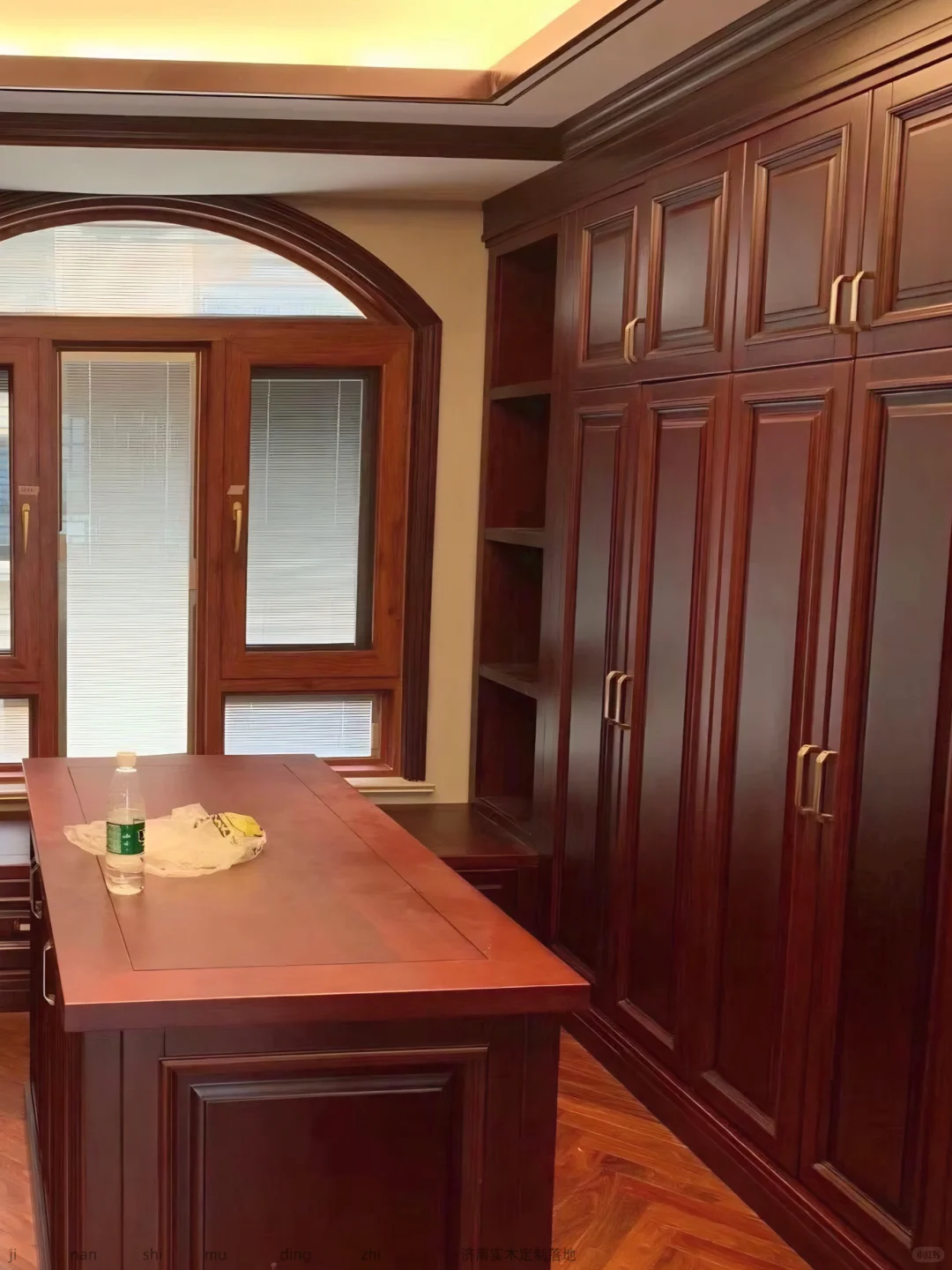 家里想稳重大气，那肯定要选实木全屋定制