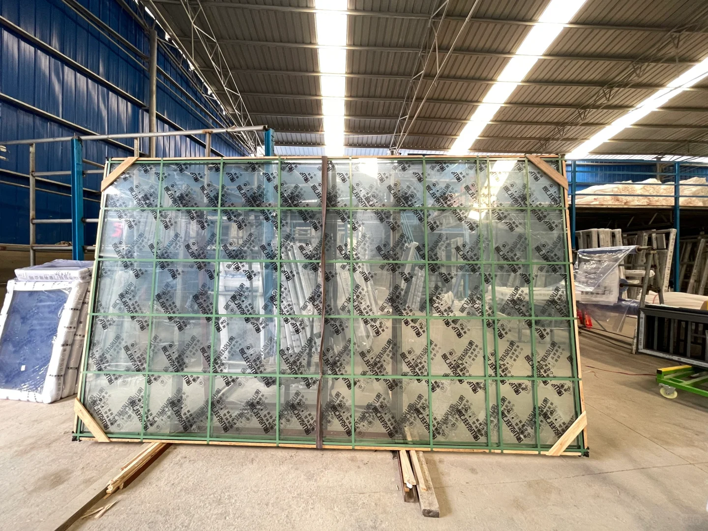 快来猜猜这块玻璃有多重